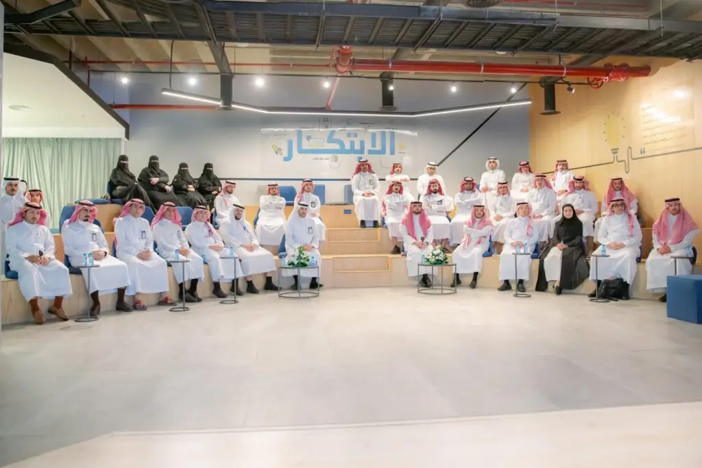 A group of men and women, including His Excellency the Governor of the Digital Government Authority, gather in a modern, brightly lit hall in Qassim. In addition to showing up wearing the Saudi ghutra or shemagh with an aqal, the Saudi bisht is required. The issue of Arabic-language "innovation" books is exacerbated. A number of participants were placed on benches, while others chose their places on the levels in deference to the national civil society for the occasion.