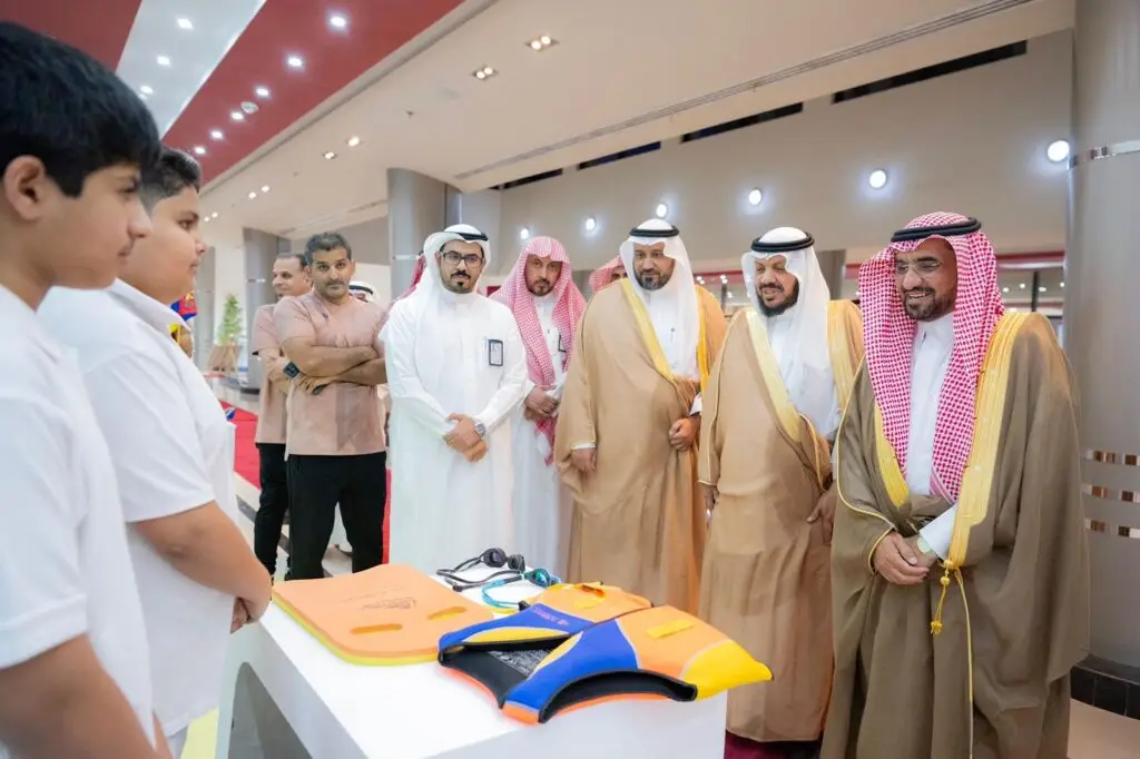 مجموعة من الرجال الذين يرتدون الغترة أو الشماغ السعودي مع العقال والبشت السعودي، الاتصالون حول طاولة عرض مستلزمات السيارة، ويتفاعلون مع عدد من الأبناء كمانين الذين يكذبون القمصان البيضاء، وذلك من خلال فعالية مُقامة في إحدى الأجنحة الداخلية ضمن تنشط النادي الصيفي السابع عندما القصيم.