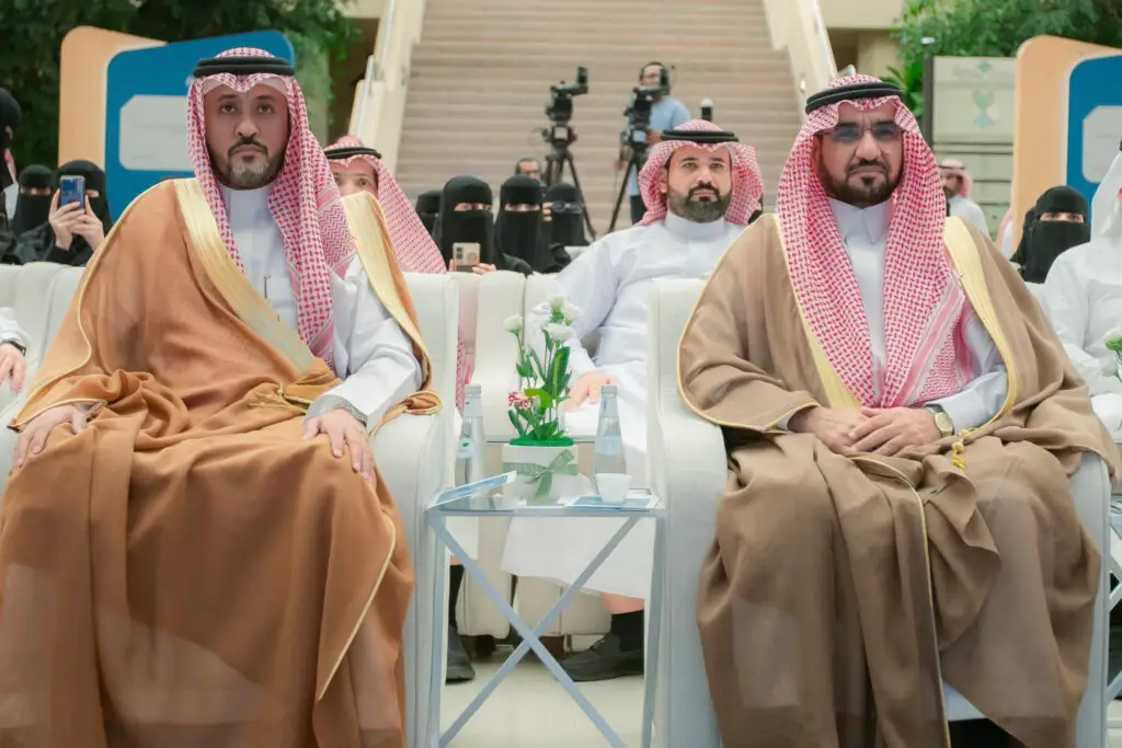 كما أصبحت مجموعة من الرجال مرتدين الغترة السعودية، الشماغ، العقال والبشت السعودي، إضافة إلى المرأة السوداء ترتدين العباءة، إحدى الفعاليات منشآت في جامعة القصيم. ويجلس في الصف الأمامي لمقعدين على مقاعد يتوسطهما خمسة تنسيقات من الزهور، بينما يقوم من المشاركين والمصورين بتوثيق عدد هذا الجمع الكريم.