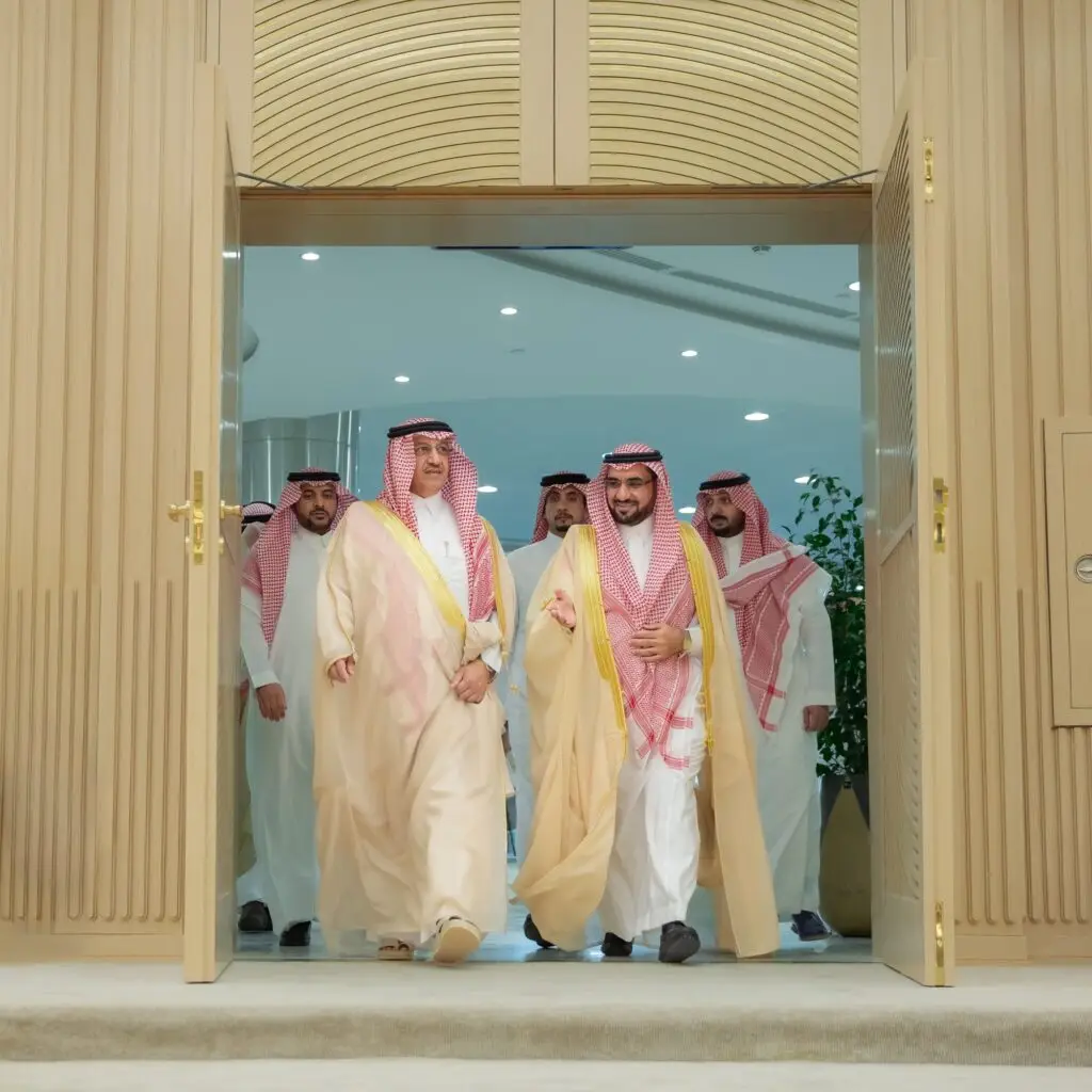 مجموعة من الرجال تولى الزي السعودي الأصلي، حيث يظهرون وهم الثياب البيضاء والبشوت السعودية، ويضعون على رؤوسهم الشماغات الحمراء أو الغتر السعودية مع العقال، يسيرون تلقائياً عبر الأبواب السادسة في مبنى حديث وفخم، يتقدمهم معالي وزير التعليم وقيادات جامعة القصيم.