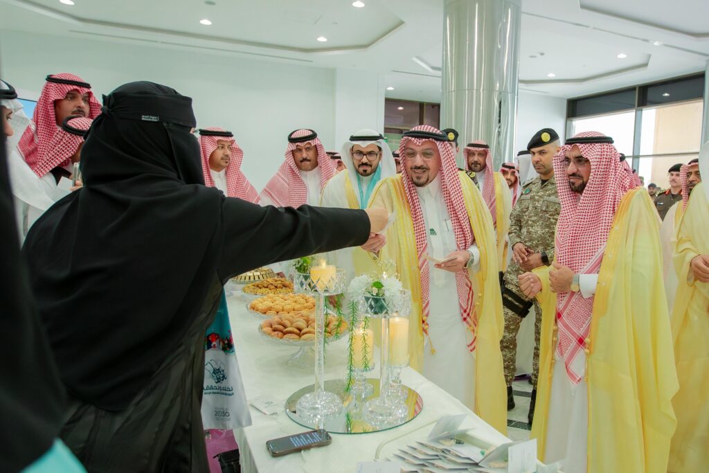 أت مجموعة من الرجال السعوديين مرتدين الغترة أو الشماغ مع العقال، ويضع التمييز البشت السعودي ملابس فوقهم التقليدية حول طاولة مُتعددة عليها مأكولات ومشروبات، وذلك خلال مراسم عديدة في رحاب جامعة القصيم بمناسبة اليوم الوطني. لا تزال قادرة على الظهور بعباءة بيضاء ونقابية لتقديم أحد الأصناف إلى أحد الحضور من الرجال، حيثما تعبّر عن روح الضيافة السعودية والاحتفاء بالمناسبات الوطنية.