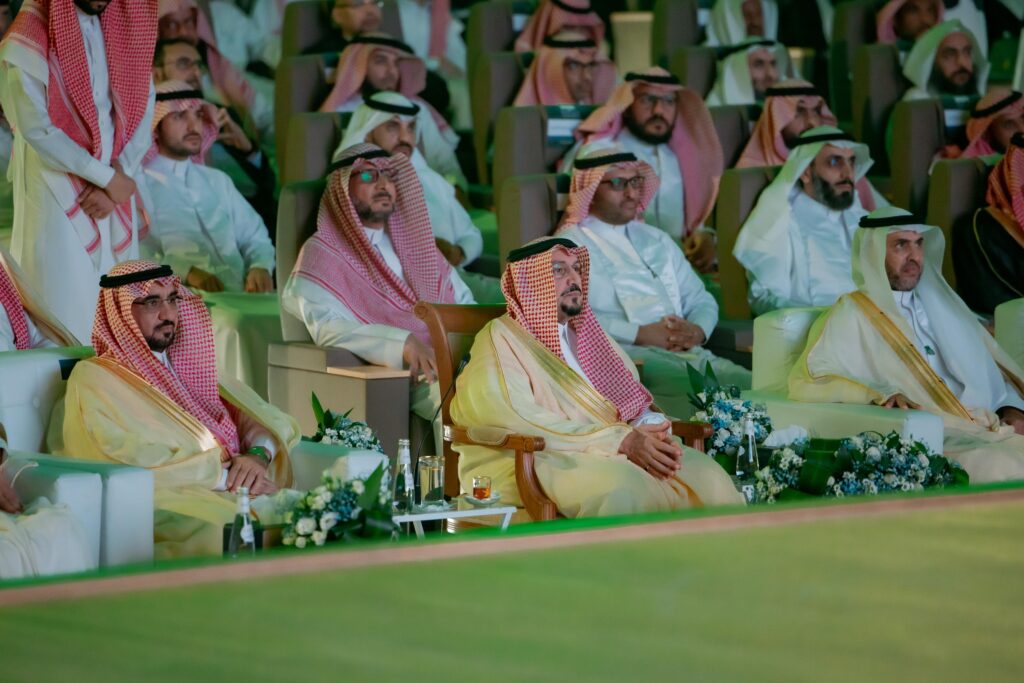 جلسة جمع من رجال مرتدين الزي السعودي التقليدي، حيث ارتدوا الثياب البيضاء مع الشماغ أو الغترة السعودية، والعقال، كما ظهر العنصر بالشت السعودي الرسمي. وقد صفّ الحضور في منظمة خلال إحدى فعاليات جامعة القصيم بمناسبة اليوم الوطني. تزينت القاعة المميزة للزهور وتوزعت على الطاولات أمامهم وتخصصات المفضلة الجديدة. ولوحظ أن الإضاءة في المكان أصبحت شديدة الاشتياق لهذه المهمة الوطنية العظيمة.