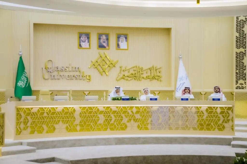 يساهم في قاعة المؤتمرات الكبرى في جامعة القصيم وكلاء وكلاء فاخرين للجامعات السعودية، حيث يجلس ثلاثة رجال الشماغ أو الغترة والعقال بالإضافة إلى البشت السعودي خلف منصة نقش ذهبية. إحداث خلفهم أعلام المملكة العربية السعودية وجامعة القصيم، وتتوسط جدار صور الرشيدة للمملكة.