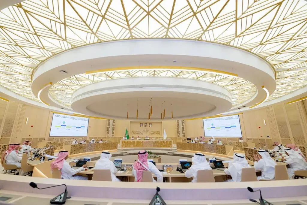 خاصة بالنسبة لـلعشاق عصري وواسعة، معطف مبتكر، الاجتماع لوكلاء السفر السعوديين. حضروا بلباسهم الرسمي الوطني من غترة أو شماغ سعودي مع العقال والبشت السعودي حول الابتدائية، متجهين إلى الكبيرة ومنصة مركزية تتوسطها أعلام المملكة العربية السعودية.