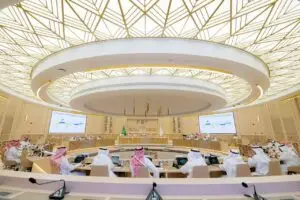 خاصة بالنسبة لـلعشاق عصري وواسعة، معطف مبتكر، الاجتماع لوكلاء السفر السعوديين. حضروا بلباسهم الرسمي الوطني من غترة أو شماغ سعودي مع العقال والبشت السعودي حول الابتدائية، متجهين إلى الكبيرة ومنصة مركزية تتوسطها أعلام المملكة العربية السعودية.