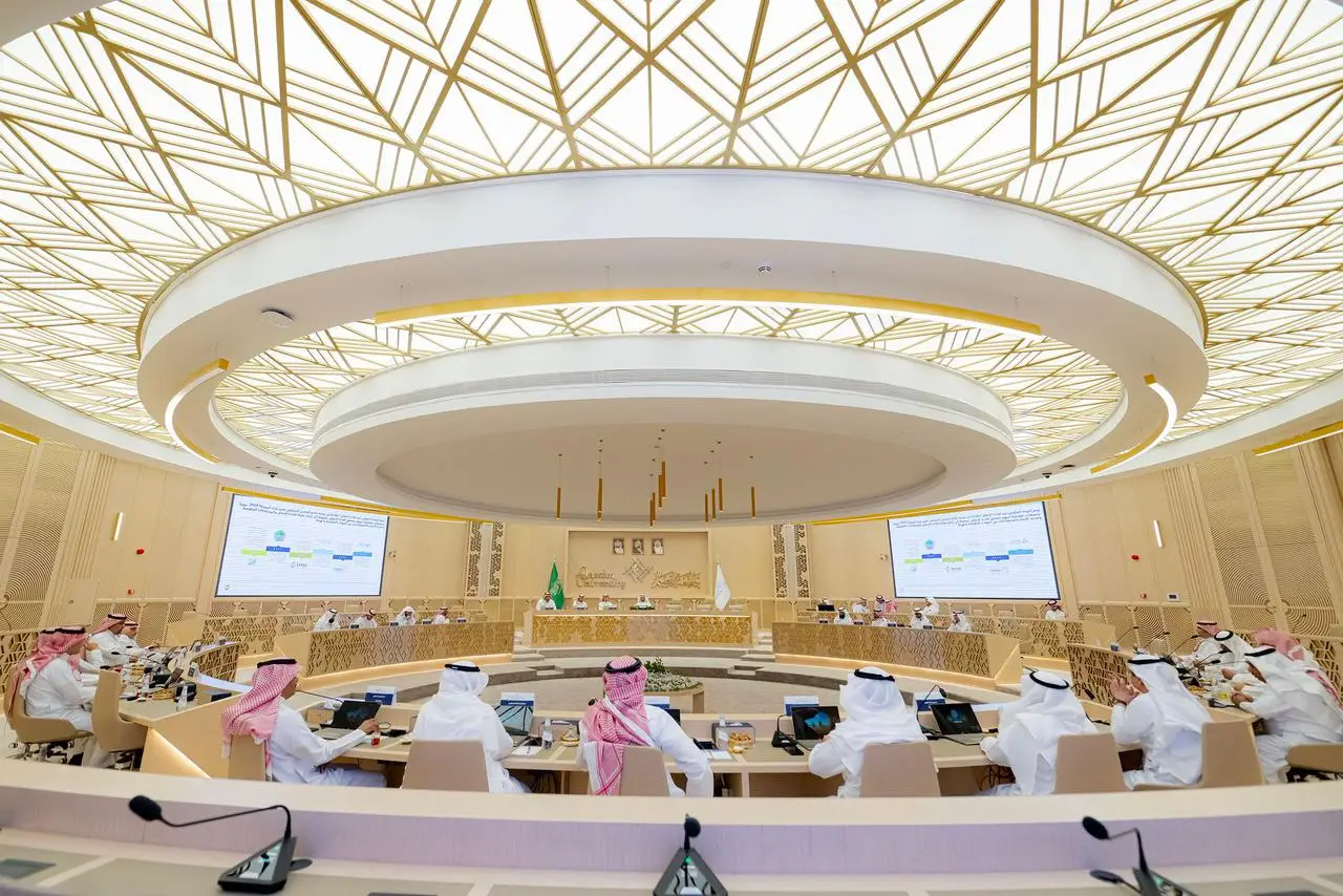 خاصة بالنسبة لـلعشاق عصري وواسعة، معطف مبتكر، الاجتماع لوكلاء السفر السعوديين. حضروا بلباسهم الرسمي الوطني من غترة أو شماغ سعودي مع العقال والبشت السعودي حول الابتدائية، متجهين إلى الكبيرة ومنصة مركزية تتوسطها أعلام المملكة العربية السعودية.