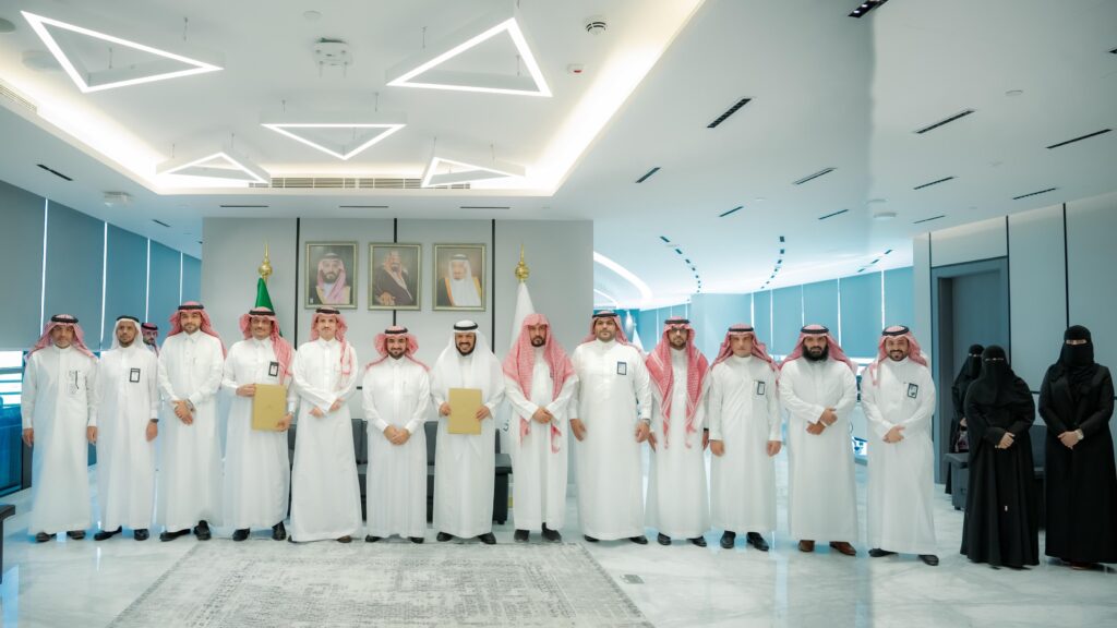 أتات مجموعة من الرجال مرتدين الغترة أو الشماغ والعقال والبشت السعودي، إلى جانب سترات ترتدي الحجاب الأسود، في مكتب عصري ذي نوافذ واسعة وإضاءات هندسية حديثة، وعكس المشهد الغريب وتعتمد البرامج في أكاديمية القصيم؛ للتوصل إلى خلفهم على الحائط ثلاث لوحات مؤطرة لقادة بارزين.