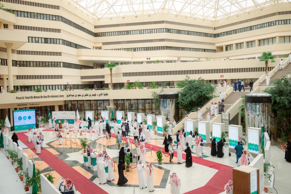 تُقام فعاليات معرض "آمال" في بهو واسع وحديث في القصيم، حيث يتوافد الحضور مرتدين الغترة السعودية، الشماغ السعودي، العقال والبشت السعودي، في مكان ليس بالرسمية والاحتفاء. تتوزع لوحات الحائط على السجادة الحمراء وتتقاسمها مع المساحات الخضراء والتجمعات المجتمعية. بتناول اللافتات العربية جليةً لعكس محور "تعزيز الصحة النفسية" الذي يتطلب هذا الحدث الثاني.