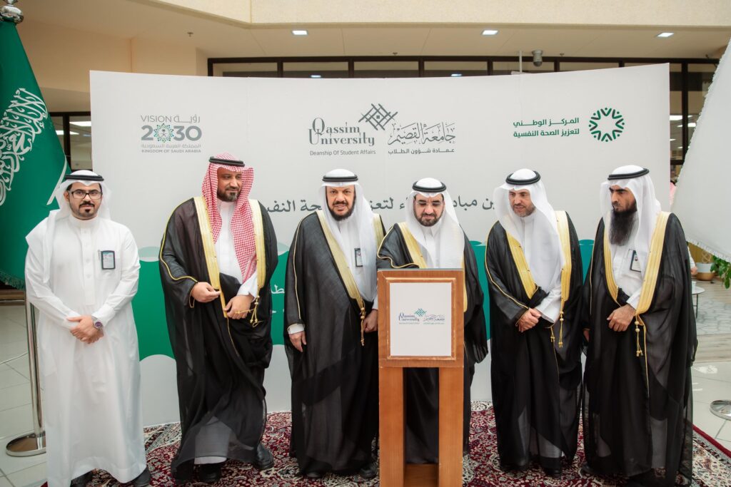 كاتال الرجال الستة، من بينهم معالي رئيس الجامعة، مرتدين الغترة أو الشماغ والعقال والبشت السعودي التقليدي، أمام منصة تحمل شعاري جامعة القصيم ورؤية 2030، وذلك من خلال حضورهم فعاليات معرض آمال التسامح الشعبي. غالباً ما يحضر عندما يفارقه الآخرون في مشهد يجسد روحه.