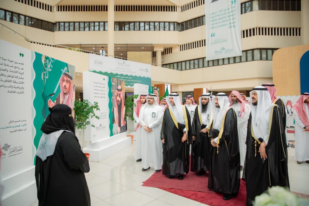 كلت مجموعة من الرجال مرتدين الغترة والشماع والعقال والبشت السعودي، ومن بينهم رئيس الجامعة، على بساط أحمر داخل مبنى حديث خلال معرض آمال، حيث تتوزع ملصقات كبيرة تُعنى بالصحة النفسية. لأنها ترتدي الحجاب وهي تقوم بإرشاد المجموعة بجو يسوده الطابعة الرسمية.