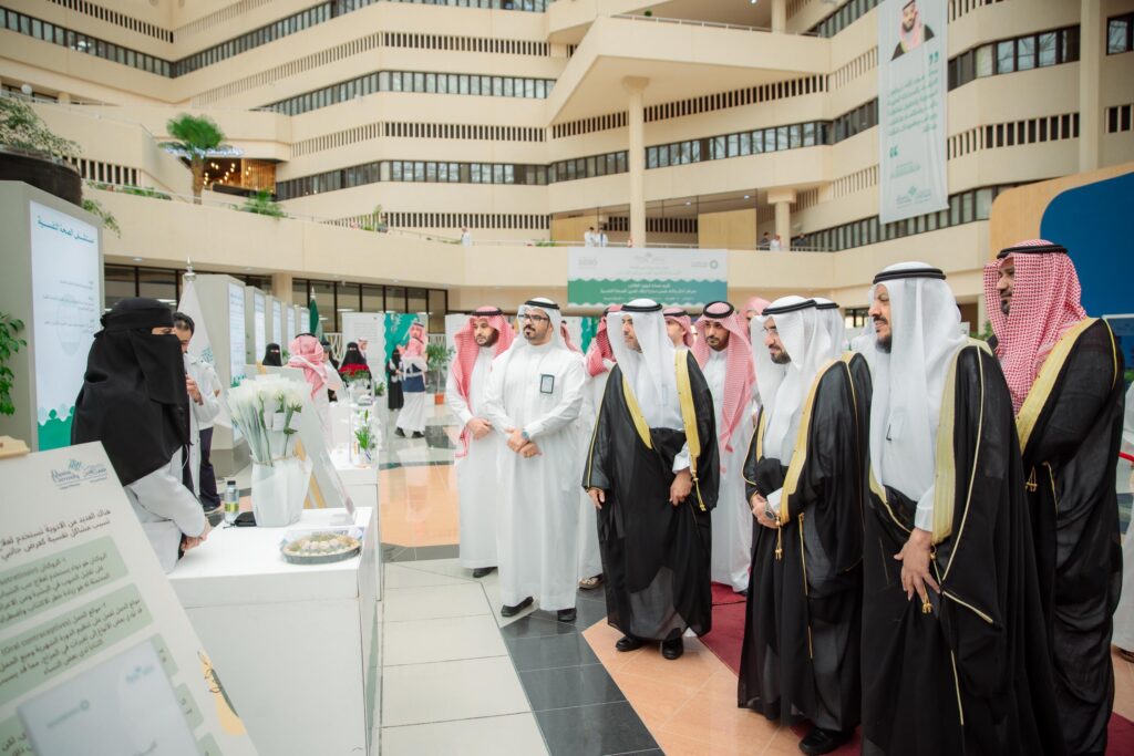 زار مجموعة من الرجال مرتدين الزي السعودي الرسمي، تشمل الغترة أو الشماغ والعقال والبشتاء السعودي، يتقدمهم رئيس الجامعة وعدد من هؤلاء الذين اضطهدوا المعاطف البيضاء، جناح معرض آمال ضمن فعالية نقص الحديد إلى صحة الصحة النفسية. وقد ظهرت في هذه الأثناء عدد من اللافتات الترويجية والبنارات التعريفية التي تسلط الضوء على أهمية التوعية في هذا المجال.