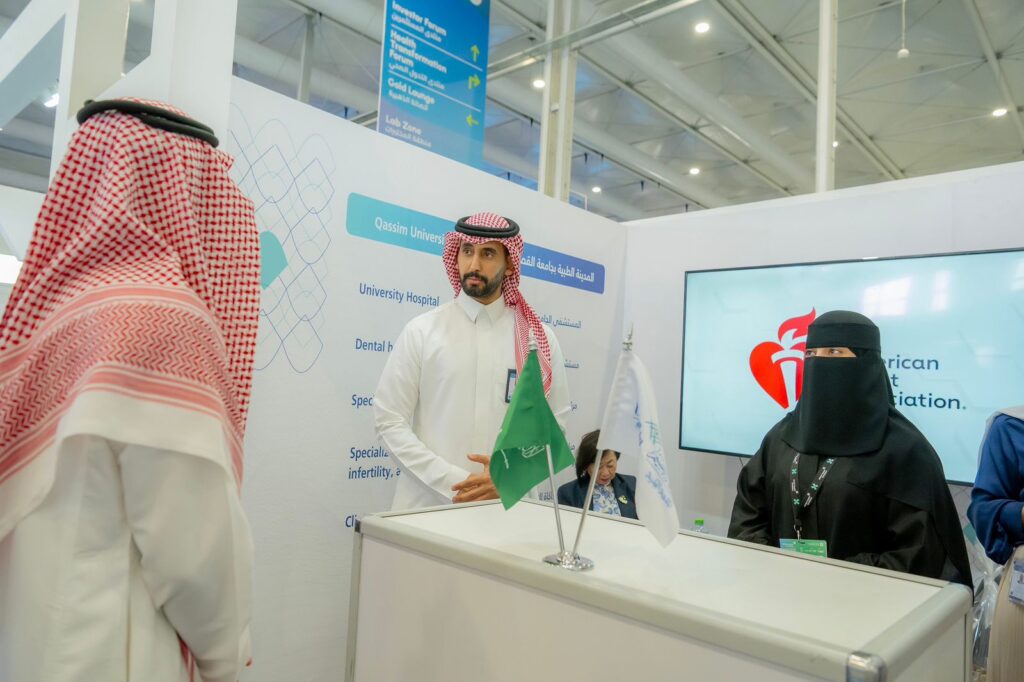 لستة ثلاثة ظُلم تحت الغترة أو الشماغ والعقال والبشتاء السعودي أمام جناح معرض تابع للمدينة الطبية في القصيم. صيدليات في مصنع أسماك الأعلام السعودية، لوحات تعريفية حول الدراسات والبحوث الطبية، بالإضافة إلى شاشة خاصة في نشرة الشعار الأمريكي للقلب، وذلك ضمن فعالية عامة.