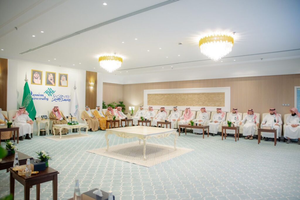 اجتمع بحضور رسمي في القصيم بحضور رئيس الجامعة وعدد من الهيئات الحكومية، حيث تواجد رجال مرتدين الغترة أو الشماغ السعودي، مع العقال والبشت السعودي التقليدي. وأُقيم اللقاء في قاعة كبيرة تتدلى من السقف لها خطوطها وتزين جدرانها وملصقاتها الرسمية إلى جانب الأعلام الوطني، بما في ذلك عكس الطابعة الرسمية والمكانة المميزة لهذا الحدث في رحاب جامعة القصيم.