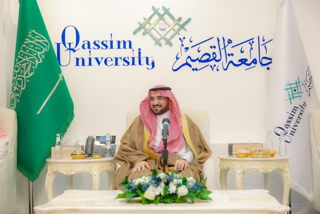 يرتدي الرجل الزي السعودي الرسمي المكون من الغترة، الشماغ، العقال، والبشت السعودي، ويحتاج إلى رئيس الجامعة، خلف مكتب الأبيض تتزينه الزهرة عليه مجات وضيافة. ولم يكن ذلك أمام لوحة تحمل شعار جامعة القصيم وبم المرافقة لأعلام المملكة العربية السعودية.