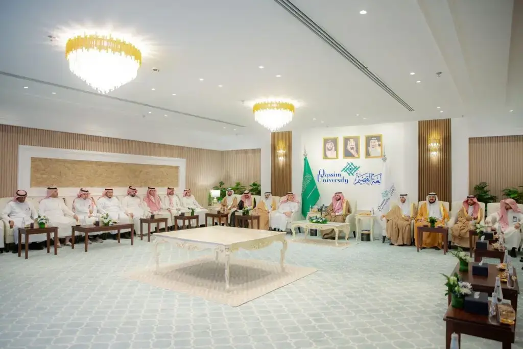الفاخرة بما في ذلك الممثلات الحكومية لجامعة القصيم، حيث يجلس الجميع الشماغ أو الغترة السعودية التقليدية، وذلك في قاعة النقابة تتدلى من سقفها الستارت وتزينها الأعلام السعودية ورايات الجامعة، بينما تعلو الحمامات صور مميزة.