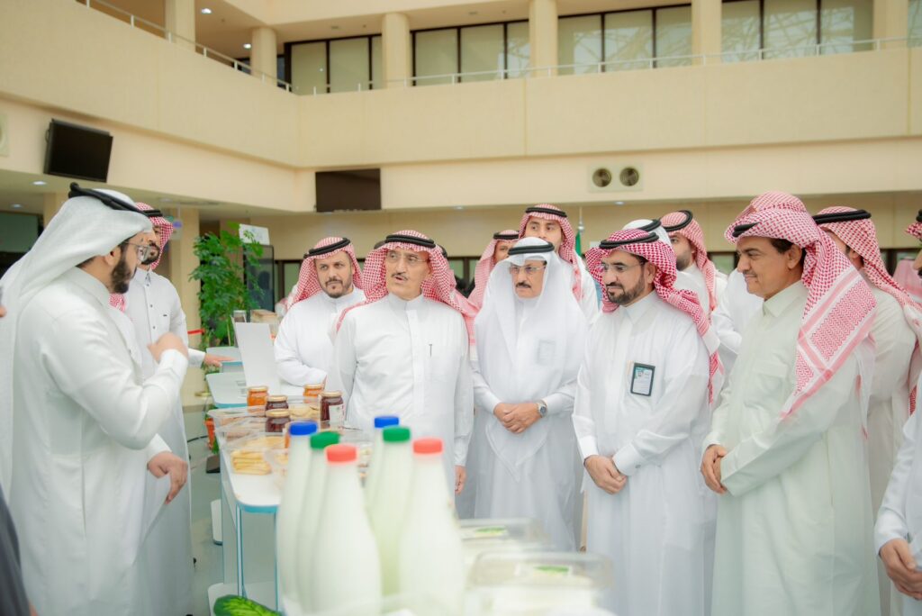 اجتمعت مجموعة من الرجال مرتدين الغترة أو الشماغ والعقال إلى جانب البشت السعودي، يتقدمهم متعة رئيس الجامعة، حول طاولة عرض تتضمن منتجات تجارية، وذلك من خلال قاعة مضيئة؛ وذلك من خلال تمثيلها للشراكات المجتمعية وبرازها لمجالس حكومية في دعم وتسويق المنتجات الوطنية.