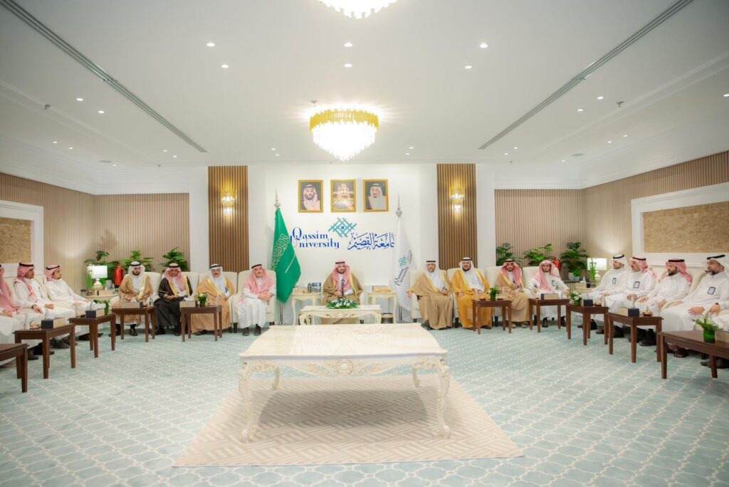 اجتمع معالي رئيس جامعة القصيم وعدد من الفرق في التواصل الرسمي، حيث اجتمعوا في صفين داخل قاعة مزينة هذه الدعوة. وقد ارتدى عصريون الغترة أو الشماغ السعودي مع العقال والبشت السعودي، في مظهر يجسد أصالة الهوية الوطنية. خُصص هذا الاجتماع لدعم الشراكات المجتمعية، بينما تزينت الخلفية القاعة بالأعلام الوطني ودور القيادة الرشيدة وسط السيدات احترام مكانة الجامعة لدورها الرئادي.