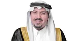 رجل يرتدي ثوباً سعودياً مطرزاً تقليدياً مع بشت أسود بالذهب، ويضع على غترة سعودية بيضاء مع عقال، يبتسم أمام الكاميرا خلفية بيضاء شفافة، في صورة الاحترام مكانة جامعة القسيم وضمن تصنيف QS.