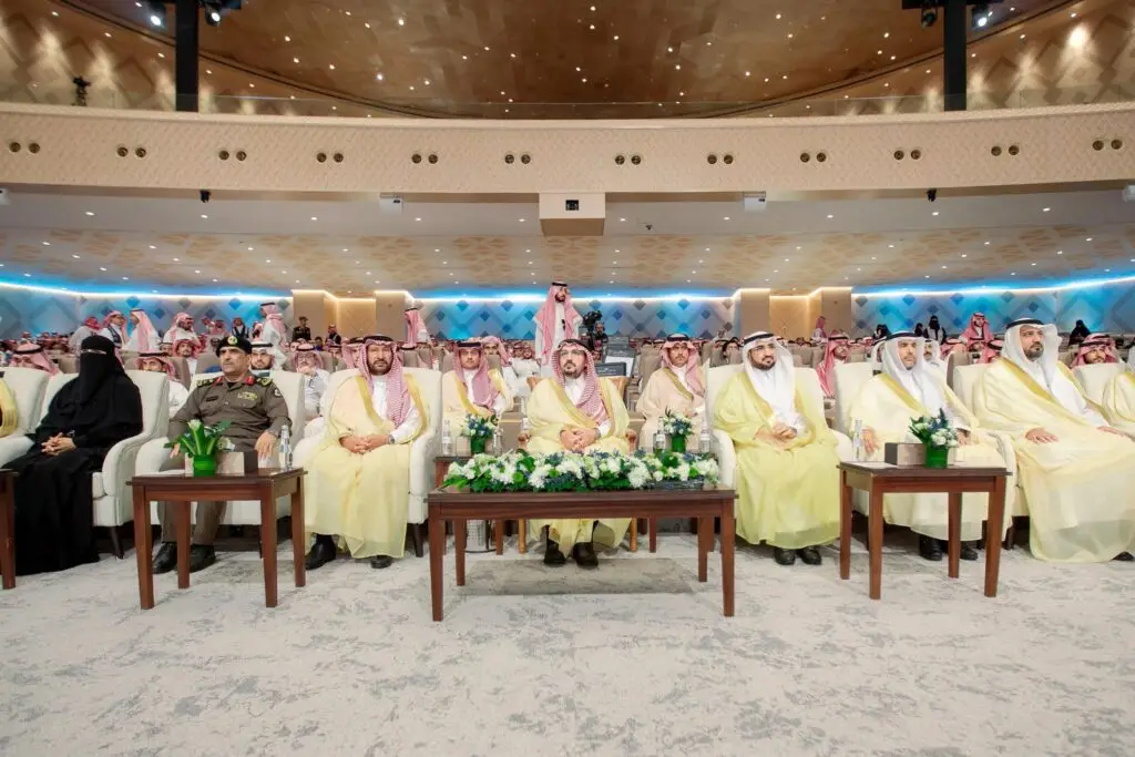 أمير منطقة القصيم، يرافقه مجموعة من الرجال وسيدة الشماغ السعودي والاحتفالات الثقافية، الفعاليات العلمية الدولية للإبل الذي في قاعة الزينة بالزهور. وانضموا بصفة خاصة إلى ولايريكيون وجمهور يرتدي الزي السعودي الأساسي، في المقام الأول حيث احترام المكانة العلمية لجامعة القصيم.
