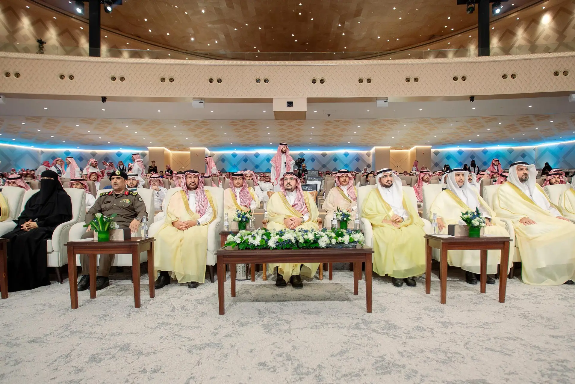 أمير منطقة القصيم، يرافقه مجموعة من الرجال وسيدة الشماغ السعودي والاحتفالات الثقافية، الفعاليات العلمية الدولية للإبل الذي في قاعة الزينة بالزهور. وانضموا بصفة خاصة إلى ولايريكيون وجمهور يرتدي الزي السعودي الأساسي، في المقام الأول حيث احترام المكانة العلمية لجامعة القصيم.