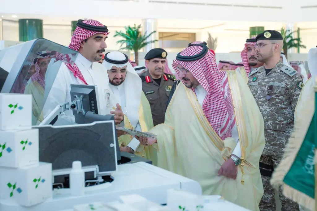 يجتمع عدد من الرجال الحاضرين الزي السعودي الأصلي (الشماغ أو الغترة السعودية) إلى جانب عدد من صناديق الضباط بالزي العسكري، ويلتزمون بالعرض بشكل رسمي داخل جناح تقني حديث خلال اجتماعات الاجتماع العلمي الدولي للإيبل في جامعة القصيم، ويبرز في وجود خلفية تحمل شعارات خضراء بحضور رسمي من الجمعيات الاجتماعية.