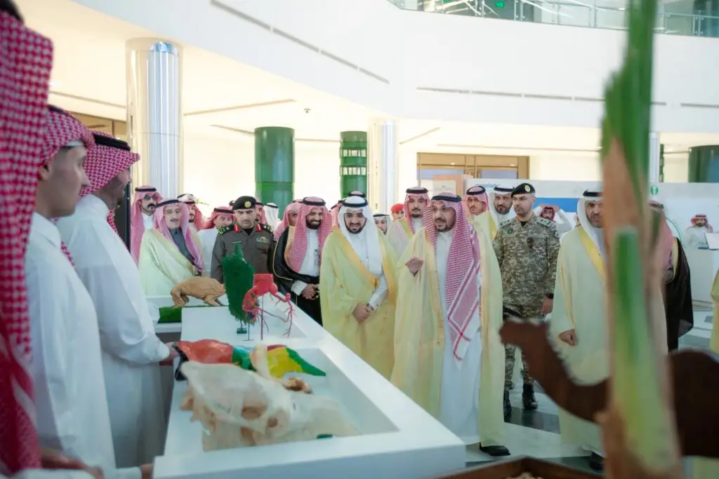 اجتمع عدد من الرجال الحاضرين الزي السويدي التقليدي الاجتماعات العشرة في الشماغ أو الغترة، إلى جانب الضيوف بزيهم العسكري، ومن بينهم صاحب السمو أمير منطقة القصيم، حول عرض نماذج حصرية ضمن بيئة الضيوف الداخلية وذلك خلال الاجتماعات العلمية الدولية للإبل. وقد شارك الجميع في النقاش ومتابعة العروض بشكل رسمي بمكانة جامعة القصيم العلمية.