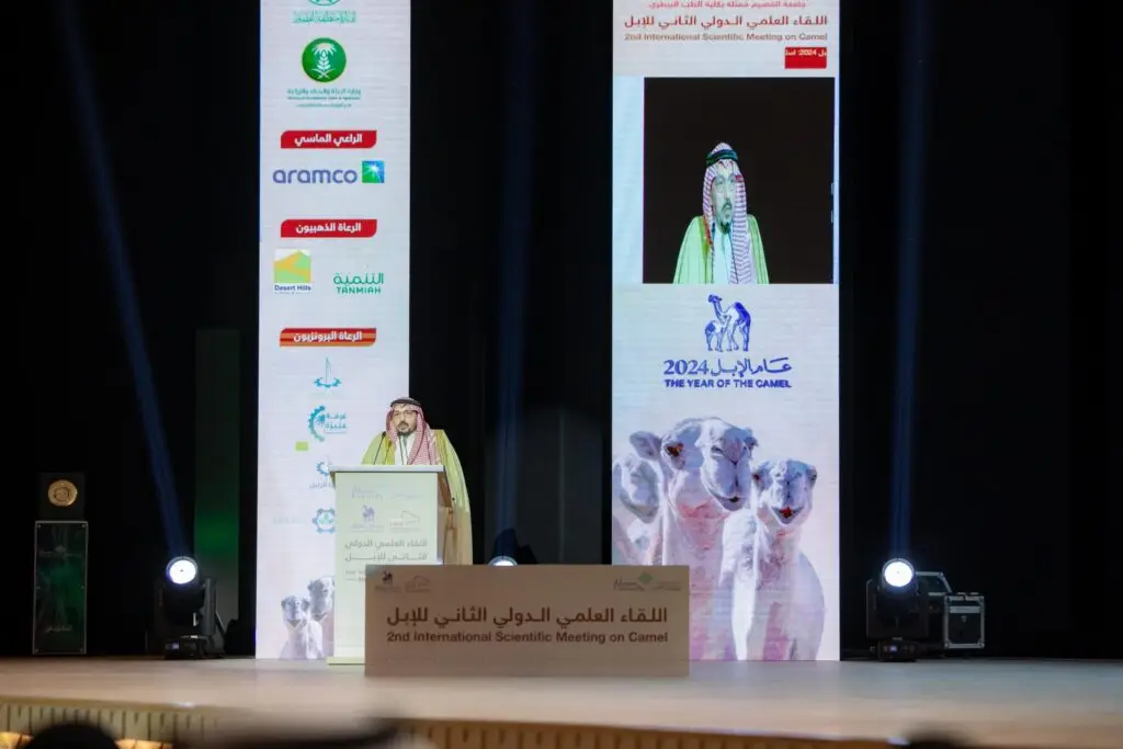 المتحدث الشهير توما شماغاً سعودياً بزي تقليدي على منصة الخطابة فوق المسرح ضمن فعاليات "اللقاء العلمي الدولي للإبل"، واحتوائه خلف شاشة عرض عبارة "2024 عام الإبل" إلى جانب صور للإبل. كما تشهد أحداثًا مذهلة في شعارات الجامعة وأسماء الفعالية، بالإضافة إلى إشارات رائعة لصاحب السمو أمير منطقة القصيم.