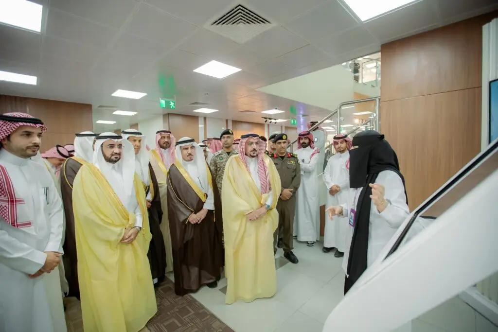 الاتصال مجموعة من الرجال مرتدين الزي السعودي الأصلي، تتضمن الشماغ أو الغترة السعودية، بالإضافة إلى الزي الرسمي المعتمد، في أجواء حديثة ضمن مركز عبدالله العثيم للكري في القصيم، يستمعون باهتمام ويقدمونه أحداً فقط على شاشة العرض. يسود المكان الذي يغلب فيه التركيز عليها والجدية.