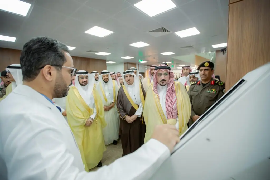 يجتمع عدد من الرجال مرتدين الزي السعودي التقليدي، من شماغ أو غترة وثوب، بالإضافة إلى عدد من الأشخاص بزيهم الرسمي، يتقدمهم صاحب السمو أمير منطقة القصيم. ويشاهد الجميع عبدالله أحد المختصين وهو يرتدي معطفاً صحياً أبيضاً أثناء تعليمه بوضوح على شاشة لمس تفاعلية في مركز العثيم للسكري، وذلك ضمن مرافقة المدينة الطبية في القصيم والتي تعتبر بالإضاءة المفيدة والتنظيم الحديث.