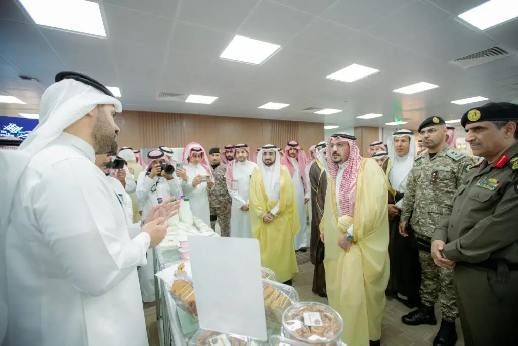 اجتمعت مجموعة من الرجال مرتدين الزي السعودي التقليدي، بما في ذلك الشماغ أو الغترة السعودية، بالإضافة إلى بعض العسكريين المنتسبين للقطاع وممثلين عن المدينة الطبية، حول طاولة عرض تحوي أصنافاً من المأكولات. وقد تميز هذا اللقاء الذي أُقيم في إحدى القاعات المضيئة بأجوائه المنظمة والرسمية، حيث تبادل الحضور الأحاديث واختاروا الصور المساهمة في إنشاء الأهداف التي عُقدت في جامعة القصيم.
