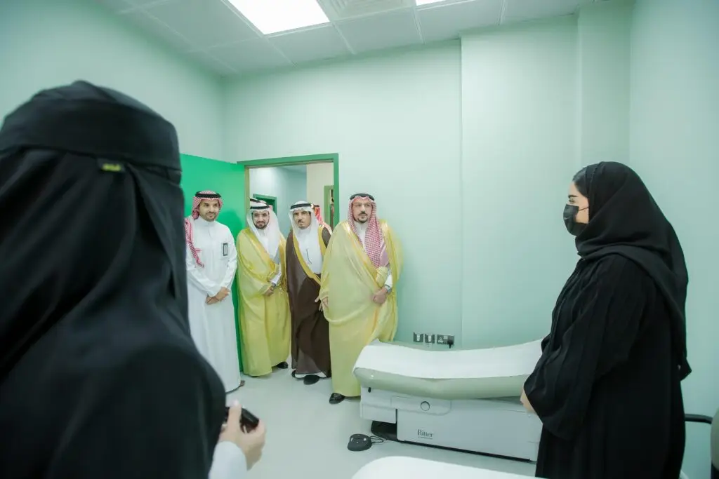 دخل مجموعة من رجال الزي السعودي الأصلي، بما في ذلك الشماغ أو الغترة السعودية، إلى غرفة القلم الطبي في مركز عبدالله العثيم للكري بالمدينة الطبية. ملابس داخلية ترتدي ملابس رياضية باللون الأسود والكمامة الطبية واقفتين بجوار السرير الطبي. اللاعبون الجدد اللاعبون الفاتحون.