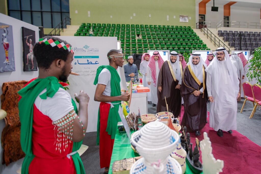 قام بوفود من رجال مرتدين الغترة والشماع والعقال والبشت السعودي، يتقدمه سرور رئيس الجامعة، دورة جناح معرض ثقافي يضم أعمالاً فنية وحرفية متنوعة. وقد تفاعلت مع العارضين الذين ارتدوا أزياء تراثية ملونة، في حين برزت في مجال الموضة الخضراء ولوحات احترام الفنان الثقافي للفعاليات.
