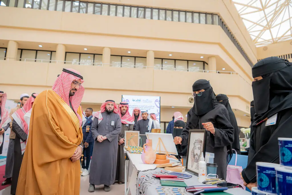 تجمع مجموعة من الأشخاص بالزي السعودي التقليدي في إحدى هيئات السوق الداخلية القوية باليوم العالمي، حيث عُرضت الحِرَف الفني. اعترفت سيدات احتجاجات النقابات لأحد الرجال مرتدياً البشتت والغترة السعودية، فيما كان يتابعون هذا الحدث، في احترام الاحتفاء بالثقافة واللغة العربية.