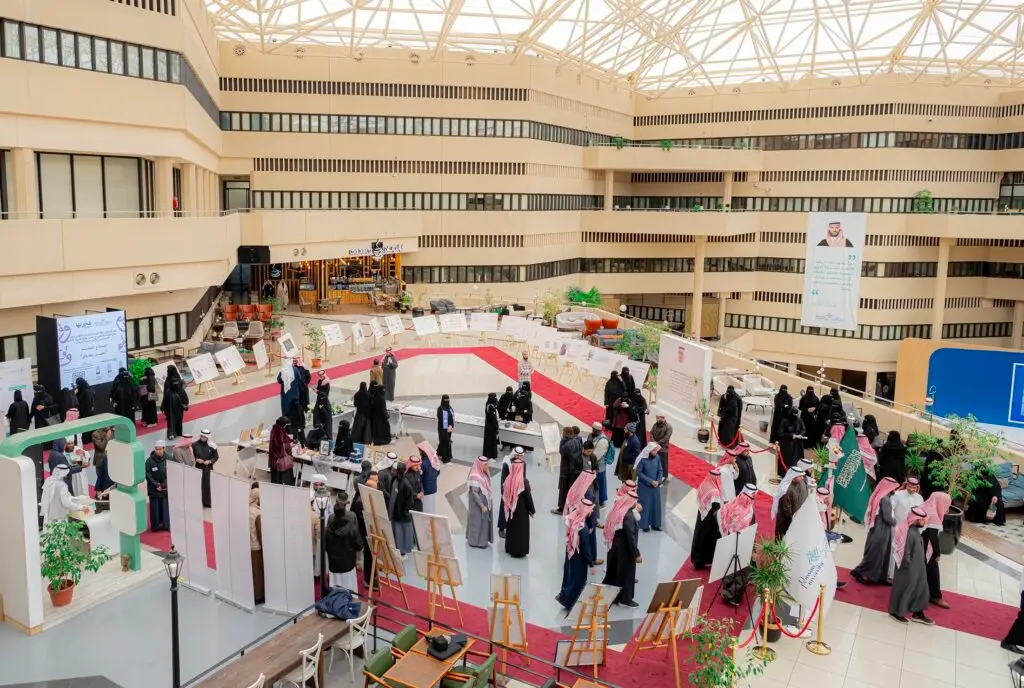 وشهدت جامعة القصيم الفعالية الكبرى أُقيمت في صالة خارجية متعددة المستويات يغمرها الضوء الطبيعي عبر زجاج السقف متقن التصميم، وتحيط بها ذات بيج أنيقة. وقد توافدت عدد كبير من الحضور وهم وهم اللباس العربي التقليدي، حيث كان الكثير منهم يتمرون الشماغ أو الغترة السعودية. تجمع المشاركين حول الأجنحة والطاولات منظَّمة احتفاءً باليوم العالمي للغة العربية، وسط السيدات ت التعبير عن جامعة معترف بها واعتزازها بهذه التميز الثقافي.