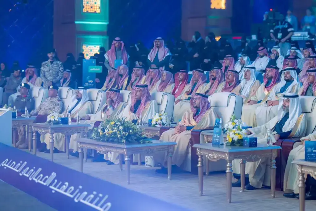 مجموعة كبيرة من الرجال الزي السعودي التقليدي من الشماغ أو الغترة، بالإضافة إلى عدد من العسكريين بلباسهم الرسمي، يتقدمونهم صاحب السمو أمير منطقة القصيم، يجلسون في قاعة المؤتمرات الفاخرة ضمن ما، ويتابعون السيدات الفعالية باهتمام. وتتميز المكان بمعاملها الخاصة بزهرة وإضاءة زخرفية وعنوانها الرسمي في القصيم.