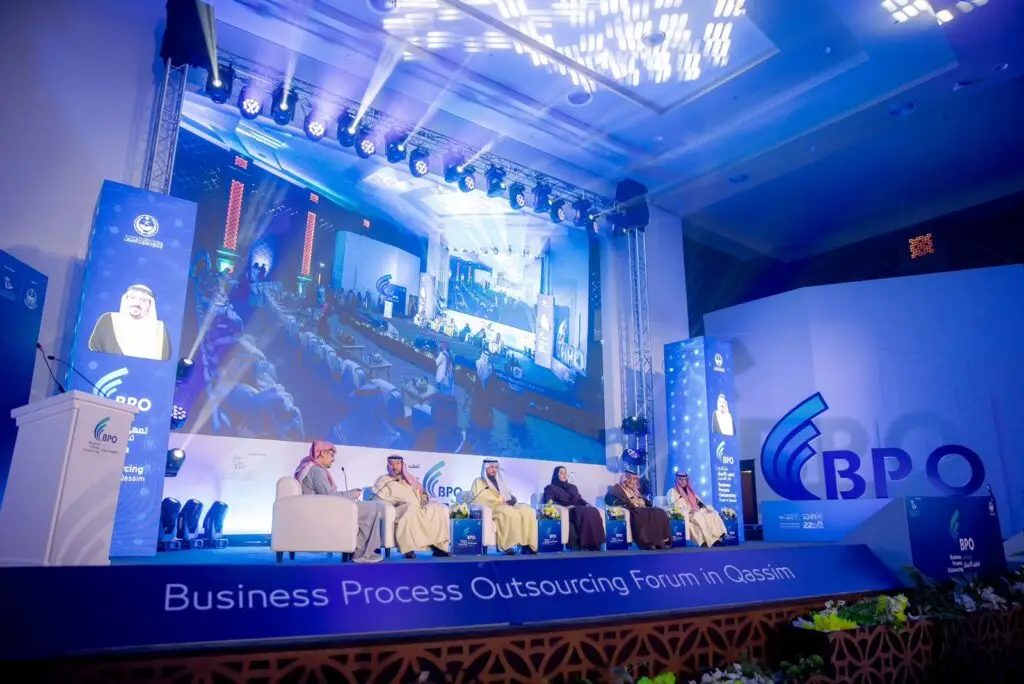 تم تشكيل لجنة اللجنة لخمسة من كبار مشاهير المسرح خلال ملتقى تعهيد الأعمال في منطقة القصيم، المملكة العربية السعودية، أثناء عرض شاشة كبيرة لصور الحضور ومواد مرئية. ويتميز بزينة من اللافتات الزرقاء والإضاءات المبتكرة، مع إبراز تشْرِيف صاحب السمو أمير منطقة القصيم. ويرتدي الحضور الشماغ السعودي والغترة السعودية شكراً لتقاليد الوطنية، في حين يتلقى الرجال بمقام جامعة القصيم.