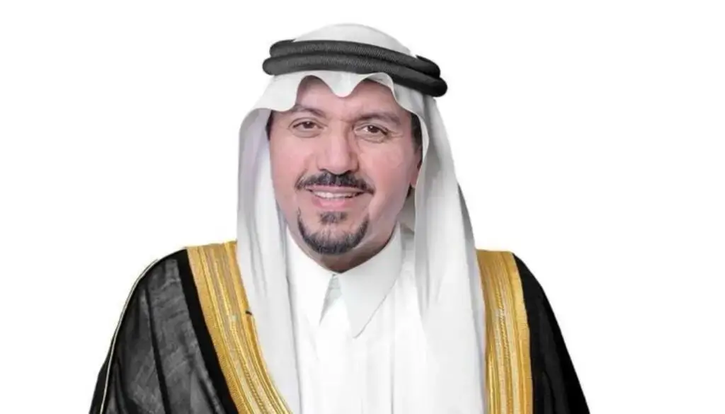 يرتدي رجل ثوباً سعودياً تقليدياً، مع غترة سعودية سوداء مع غطاء أسود، ويضع على كتفيه شتاً أسود مطرزاً بالذهب، وأخيراً مبتسماً أمام خلفية بيضاء ناصعة، وهداف تخريج رسمي في جامعة القصيم برعاية صاحب السمو أمير منطقة القصيم.