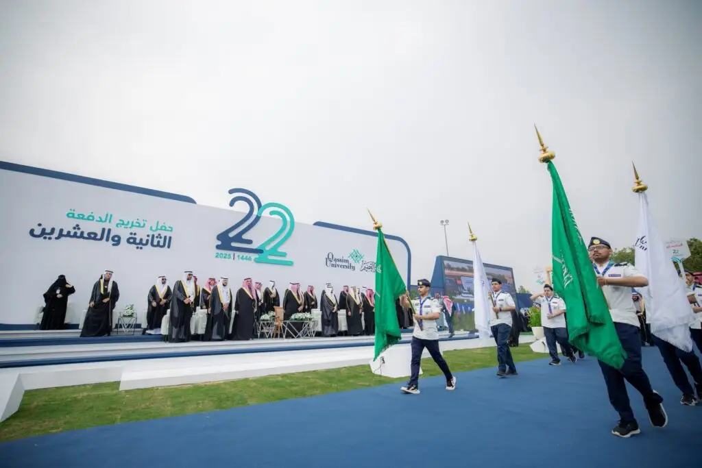 لكي يقوموا بتحرير أنفسهم في الخارج، حيث يعتزمون مسئولون في الهواء الطلق والخريجون في منصة الاحتفال. وقد شارك عدد من المشاركين بالزي الكشفي، حاملين الأعلام السعودية والبيضاء، في استعراض م. وتزينت سطح الطاولة برقم "22" ونصوص باللغة العربية احتفاءً بتخريج دفعة جديدة من طلبة الجامعة تحت رعاية صاحب السمو أمير منطقة القصيم. وتضمن العديد من تواريخ الشماغ السعودي أو الغترة السعودية بما في ذلك الهوية الوطنية والرسمية للحفل.