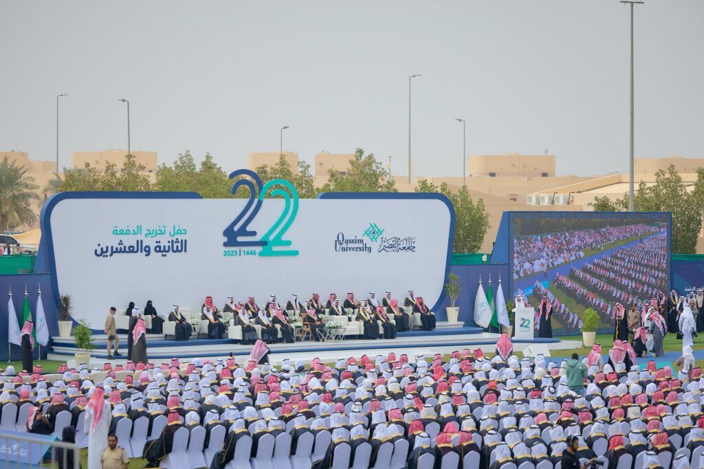 تخرج كبير في جامعة القصيم بالمملكة العربية السعودية، حيث يجلس الخريجون مرتدون الغترة أو الشماغ السعودي مع العقال، بالإضافة إلى البشت السعودي الرسمي أمام المنصة الرئيسية. وتزين القاعة لافتة تحمل عبارة "الحفل الثالث والعشرون للتخرج"، كما تُعرض مشاهد الحضور عبر شاشة ضخمة أمامك.