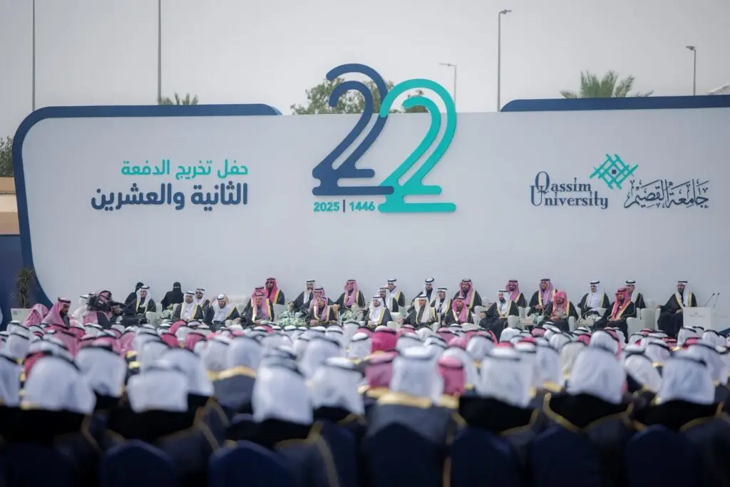 تشهد الجامعة عددًا كبيرًا لتخرج الدفعة الثانية والعشرين، ويرافقها صاحب السمو الملكي أمير منطقة القصيم. وارتدى الخريجون أرواب التخرج الرسمي إلى جانب الشماغ أو الغترة السعودية التقليدية. وتزينت المعركة النهائية من اللافتات التي تحمل الرقم 22 بقوة بتخرج هذه الدفعة المتميزة.