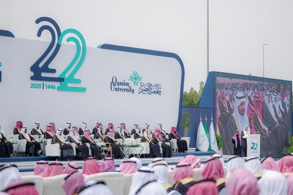 لاجل تحريرها في جامعة القصيم برفقة صاحب السمو الملكي أمير منطقة القصيم، حيث يتواجدون على المنصة الرئيسية. وتميزت بحضور الخريجين الذين ارتدوا الغترة أو الشماغ والعقال والبشت السعودي، للجنسين وسط عمانية زينتها لافتة الجامعة، في حين عُرضت فعاليات فعالة على شاشة كبيرة توثيق وجوه رسمية مميزة.