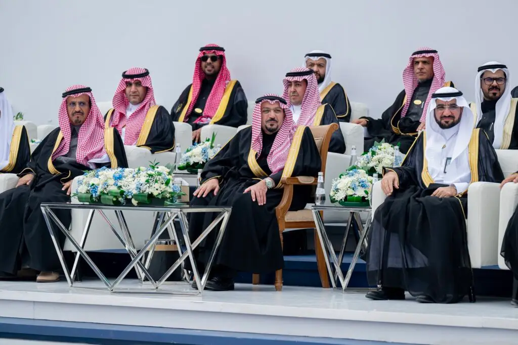 جلسة جمعٌ من رجال مرتدين الزي السعودي الرسمي، والذي يشمل العبدة السوداء المحلاة بالتطريز الذهبي والشماغ أو الغترة السعودية الحمراء والبيضاء، في كتابه المقدس من خلال القصيم، بحضور صاحب السمو أمير منطقة القصيم بين الخريجين. وزُيّنت الطاولات للانضمامات يضيفونت إلى المكان اقرأاً من الألق والفخامة.