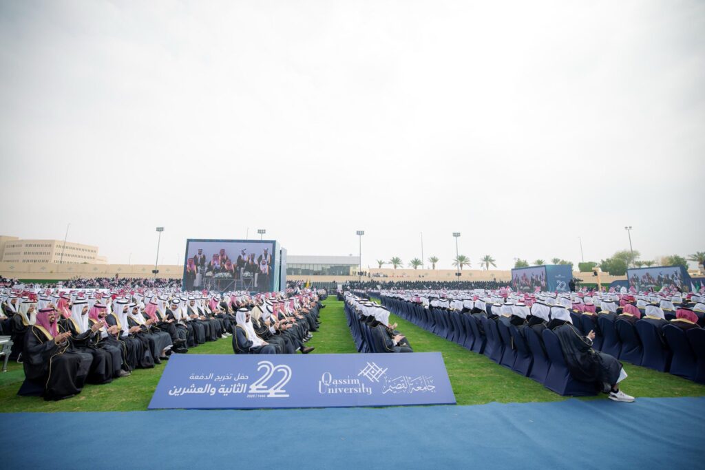 ولم يتخرج بشكل كبير في الهواء الطلق في القصيم، حيث اصطفاف الخريجون والحضور في ظلم وهم ظلم الغترة أو الشماغ السعودي مع العقال، بالإضافة إلى البشت السعودي الرسمي. وظهرت خلفهم المنصة الرسمية للحفل مزينة بلافتات تحمل شعار الجامعة ورقم 22، حيث قام صاحب السمو أمير منطقة القصيم بتكريم كل خريج خلال مراسم خاصة.