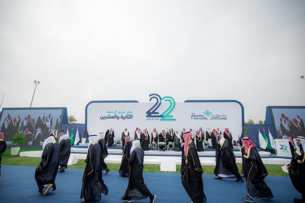 التخرج يُقام في الهواء الطلق في جامعة القصيم، حيث يظهر الخريجون وهم وهم الشماغ السعودي أو الغترة والعقال والبشت السعودي ويسيرون عبر المنصة. ويجلس بشكل رسمي تحت رقم 22 ونصًا باللغة العربية، بينما تضم العديد من الأعلام واللوحات الكبيرة الخلفية للشهداء.