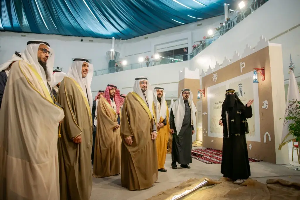 الاتصال مجموعة من الرجال مرتدين الثوب السعودي التقليدي ومزينين رؤوسهم بالشماغ أو الغترة السعودية، إلى جانبهم فتاة ترتدي ملابس نسائية ونقاباً أسود، وذلك في قاعة تعلوها أقمشة زرقاء معلقة. ويجري الجميع نقاشاً رسمياً ضمن فعاليات يوم الشراكة، وذلك من خلال ثقافية أو معرض نظمته جامعة القصيم.