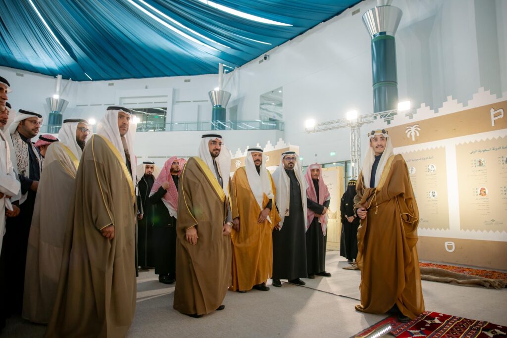 يجتمعون مجموعة من الرجال الحاضرين الغترة أو الشماغ السعودي مع العقال، ويضع الشركاء البشت السعودي، في مكان مغلق تحت السقف الأزرق. يبدوا على الابتسامة الابتسامة، وذلك من خلال نظمتها لجامعة القصيم، واستهلاكها في أماكن محددة ومعلومات خاصة.