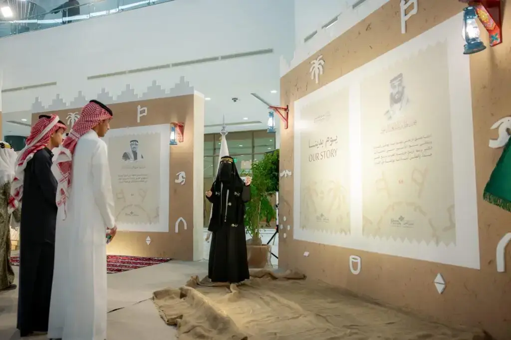 توم ثلاثة أبناء الزي السعودي الأصلي، بما في ذلك الشماغ أو الغترة السعودية، عرضًا ضمن فعاليات يوم التنوع في جامعة القصيم. وتشمل عرض نصوصًا باللغتين العربية والإنجليزية، وصورًا لها، ولتنمية ثقافية، وذلك في بيئة إيمانية حديثة وأصالة وتراث المملكة العربية السعودية.