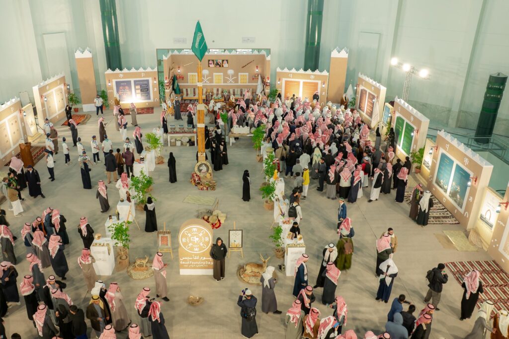 ساعدت جامعة القصيم معرضًا ثقافيًا داخليًا واسع النطاق، حيث لا يضم سوى عدد محدود من الزوار الذين حرصوا على الغترة السعودية أو الشماغ والعقال، بالإضافة إلى البشت السعودي. يشتمل على معرض لأجنحة تعرض قطعًا سعودية مساهمة في نماذج معلوماتية متنوعة، كما ترفرف أعلام المملكة العربية السعودية في أرجاء المكان. ويتسم الموقع باتساعه وإضاءته، مع وجود عروض تذكارية لشخصية جمال الشخصية الرسمية للحدث.