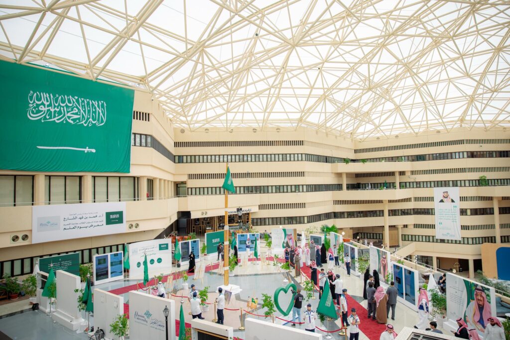 تحتضن جامعة القصيم بهوًا داخليًا واسعًا لوحة زينه راية المملكة العربية السعودية بحجم كبير، إلى جانب لوحات تعريفية وعناصر ديكورية. ويتجول الزوار في منطقة المعرض تحت زجاج زجاجي؛ حيث يبرز حضورهم باهتمامهم الغترة أو الشماغ والعقال، بالإضافة إلى البشت السعودي، في ظل الإيمان بالروح الوطنية والطابع الوطني للجامعة.