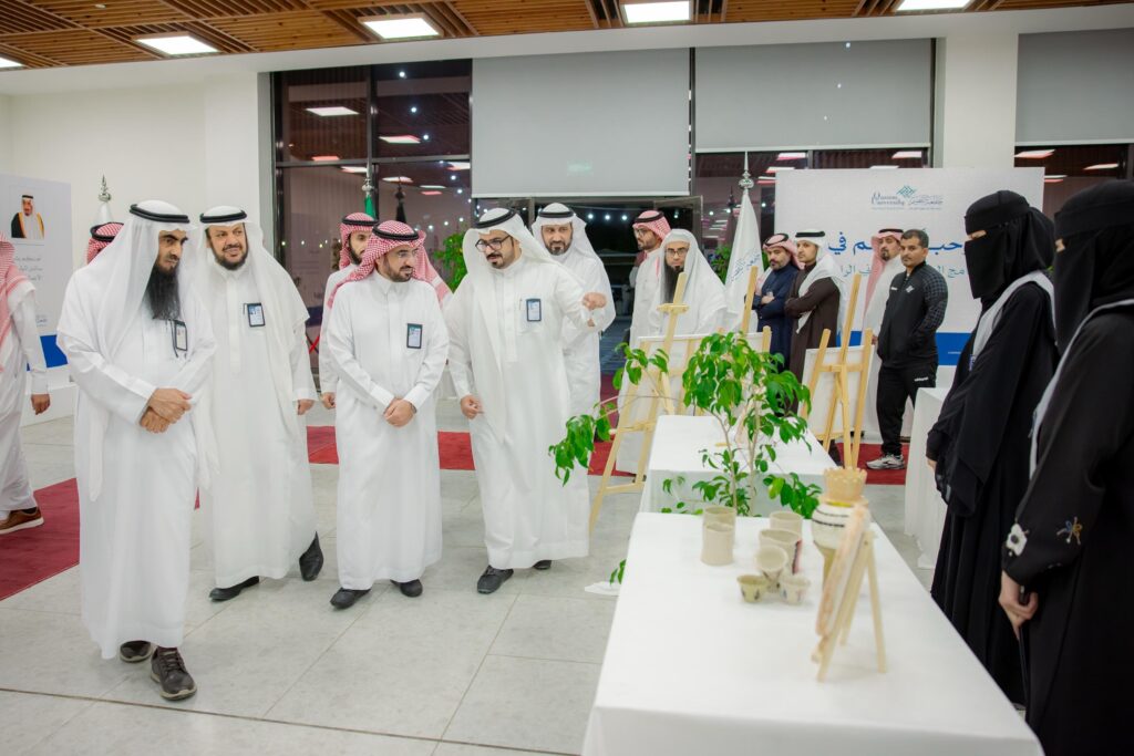 وينظم عدد من الرجال مرتدين الغترة أو الشماغ والعقال والبشت السعودي في أروقة معرض مقام في جامعة القصيم، تسعون دون استثناء وبعضها صغير حيث يبدأ الطبيعي على الطاولة، بينما تقوم مجموعة من التقدمين، بفضلهم نساء مرتديات الامهات، يسعون المعروضات ضمن براعة الجميع داخل القاعة.
